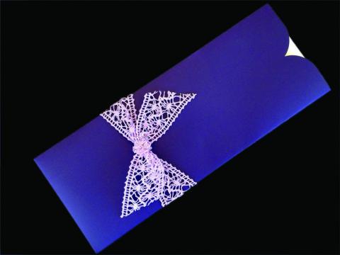 Πολυτελές Προσκλητήριο Γάμου -lux02 - <p>Συρταρωτό προσκλητήριo γάμου μωβ-λιλά με δαντέλα, από ιδιαίτερο χαρτί με υφή δέρματος!</p>...
