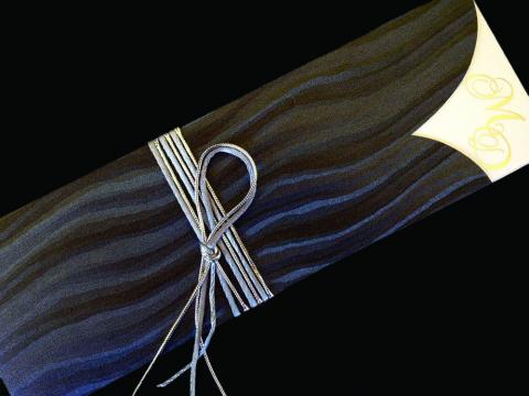 Πολυτελές Προσκλητήριο Γάμου -lux11 - <p>Πολυτελές συρταρωτό προσκλητήριo γάμου, από εντυπωσιακό χαρτί δερματίνης zebra grey, δέσιμο από δύο κορδέλες και εκτύπωση ασημοτυπίας    Άλλο ένα ιδιαίτερο προσκλητήριο από τη μοναδική Luxury Collection!</p>...