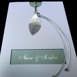 Προσκλητήριο γάμου -Γ1236 ασημί - <p>Συρταρωτό προσκλητήριο με λευκό μεταλιζέ φάκελο, ασημοτυπία ονομάτων ζευγαριού, τρεις μεταλιζέ κάρτες σε αποχρώσεις του γκρι-ασημί, δέσιμο με ασημί κορδόνι και φυλλαράκι.</p>...