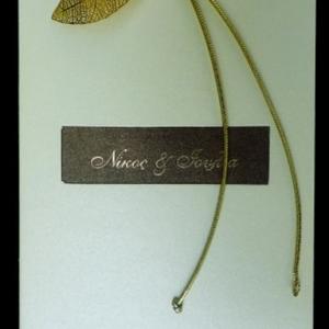 Προσκλητήριο γάμου -Γ1236 χρυσό - <p>Συρταρωτό προσκλητήριο με τρεις μεταλιζέ κάρτες (μπρονζέ, κρεμ, χρυσολαδί), δέσιμο με χρυσό κορδόνι και φυλλαράκι.</p>...