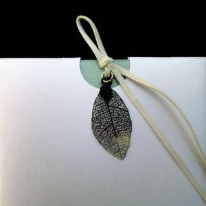 Προσκλητήριο γάμου -Γ1237 ασημί - <p>Συρταρωτό προσκλητήριο με τρεις κάρτες σε αποχρώσεις γκρι-ασημί και δέσιμο με σουέτ κορδόνι και ασημί φυλλαράκι.</p>...