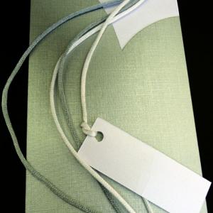 Προσκλητήριο γάμου -Γ1245 wind silver - <p>Μακρόστενο προσκλητήριο με ιδιαίτερο  κόψιμο  από δερματίνη  wind silver , σε αποχρώσεις του λευκού και του γκρι.</p>...