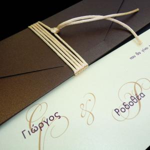 Προσκλητήριο γάμου -Γ1247 metal bronze - <p>Μακρόστενο κουμπωτό προσκλητήριο από μπρονζέ ιριδίζον χαρτί και κρεμ κάρτα σε διχρωμία.</p>...