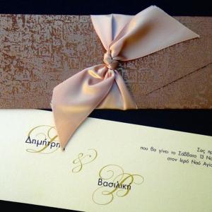 Προσκλητήριο γάμου -Γ1248 mosaic bronze - <p>Κομψό κουμπωτό μακρόστενο προσκλητήριο από δερματίνη  ;mosaic bronze ;, δέσιμο με φαρδιά κρεμ σατέν κορδέλα.</p>...