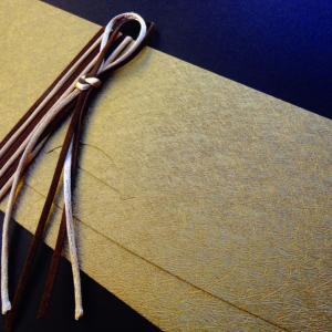 Προσκλητήριο γάμου -Γ1252 - <p>Κομψός κουμπωτός φάκελος με δερματίνη  ;nature gold ;, διπλό δέσιμο με καφέ σουέτ και χρυσή  ;ποντικοουρά ;.    Tip: Συνοδεύεται με κρεμ μεταλιζέ κάρτα με χρυσοτυπία ή απλή καφέ εκτύπωση.</p>...