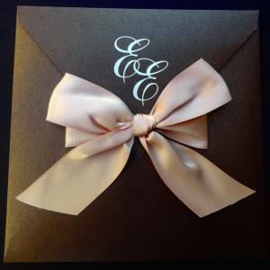 Προσκλητήριο γάμου -Γ1256 metal bronze - <p>Μοναδικό τετράγωνο προσκλητήριο από ιριδίζον μπρονζέ χαρτί,  ;χρυσά ; μονογράμματα και δέσιμο με φαρδιά εκρού σατέν κορδέλα.</p>...