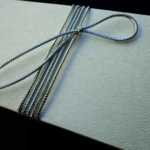 Προσκλητήριο γάμου -Γ1258 nature white - <p>Κλειστός μακρόστενος φάκελος από δερματίνη  ;nature white ; και δέσιμο με ασημί κορδόνι.    Tip: Σας προτείνουμε λευκή μεταλιζέ κάρτα και ασημοτυπία.</p>...