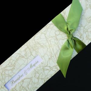 Προσκλητήριο γάμου -Γ1274 precious white - <p>Μακρόστενο προσκλητήριο από ιδιαίτερη δερματίνη  ;precious white ; σε αποχρώσεις λευκού και λαδί.</p>...