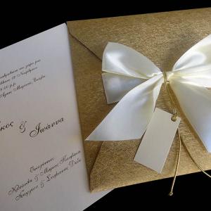 Προσκλητήρια γάμου -Γ1305 - <p>Εντυπωσιακό προσκλητήριο με χρυσή δερματίνη και κρεμ σατέν κορδέλα, κάρτα με χρυσοτυπία.</p>...