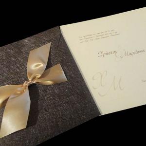 Προσκλητήρια γάμου -Γ1306 - <p>Εντυπωσιακό τετράγωνο προσκλητήριο με καφέ δερματίνη και ιδιαίτερη κρεμ σατέν κορδέλα, κάρτα με πλαίσιο.</p>...
