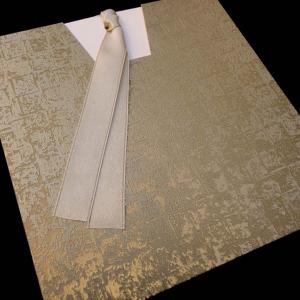 Προσκλητήρια γάμου -Γ1321 - <p>Συρταρωτό κρεμ προσκλητήριο από χρυσή mosaic δερματίνη και ιδιαίτερο δέσιμο  ;γραβάτα ;.</p>...