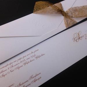 Προσκλητήρια γάμου -Γ1315 - <p>Λευκό μεταλιζέ προσκλητήριο με ανάγλυφα μονογράμματα και ιδιαίτερη χρυσή κορδέλα  ;αράχνη ;.</p>...