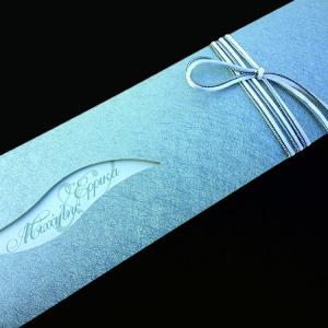 Προσκλητήριο Γάμου -Γ1405 - <p>Μακρόστενο συρταρωτό προσκλητήριο από ασημί δερματίνη nature με ασημί και λευκό δέσιμο.</p>...