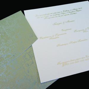 Προσκλητήριο Γάμου -Γ1420 - <p>Τετράγωνο κουμπωτό προσκλητήριο γάμου από δερματίνη mosaic silver και λευκή μεταλιζέ κάρτα με ασημοτυπία.</p>...