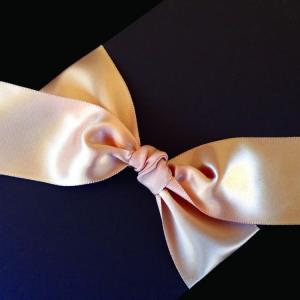 Πολυτελές Προσκλητήριο Γάμου -Lux08 - <p>Συρταρωτό καφέ προσκλητήριo γάμου, από χαρτί με υφή δέρματος, δέσιμο από φαρδιά κρεμ σατέν κορδέλα.</p>...