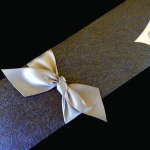 Πολυτελές Προσκλητήριο Γάμου -lux10 - <p>Πολυτελές συρταρωτό προσκλητήριo γάμου, από εντυπωσιακό χαρτί δερματίνης nature grey, δέσιμο από φαρδιά μεταξωτή κορδέλα και γκλίτερ εκτύπωση.    Ξεχωρστό προσκλητήριο για ζευγάρια που θέλουν να  ;ξεχωρίσουν ;!</p>...