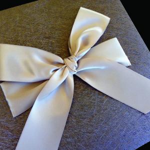 Πολυτελές Προσκλητήριο Γάμου -lux21 - <p>Εντυπωσιακό προσκλητήριo γάμου 20x20cm. από ιδιαίτερη ανθρακί δερματίνη nature grey, δέσιμο από μεταξωτή γκρι κορδέλα και μακέτα με γκρι πλαίσιο.     Άλλο ένα ιδιαίτερο προσκλητήριο από τη μοναδική Luxury Collection!</p>...