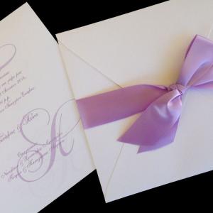 Πολυτελές Προσκλητήριο Γάμου -lux26 - <p>Επιβλητικό προσκλητήριo γάμου 23x23cm. από ιδιαίτερo ανάγλυφο λευκό χαρτί, δέσιμο από από φαρδιά μεταξωτή λιλά κορδέλα.     Άλλο ένα ιδιαίτερο προσκλητήριο από τη μοναδική Luxury Collection!</p>...