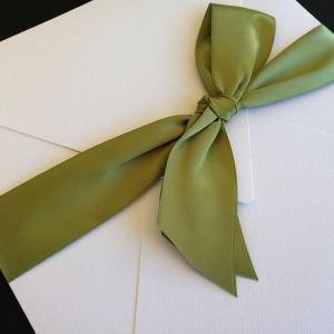 Πολυτελές Προσκλητήριο Γάμου -lux27 - <p>Επιβλητικό προσκλητήριo γάμου 23x23cm. από ιδιαίτερo λευκό ανάγλυφο χαρτί, δέσιμο από φαρδιά μεταξωτή λαδί κορδέλα.  Άλλο ένα ιδιαίτερο προσκλητήριο από τη μοναδική Luxury Collection!</p>...