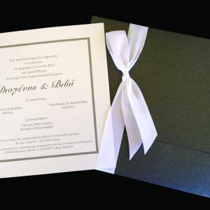 Πολυτελές Προσκλητήριο Γάμου -lux32 - <p>Μοναδικό κουμπωτό προσκλητήριo γάμου 21x21cm. από ανθρακί μεταλιζέ φάκελο, λευκή μεταλιζέ κάρτα star gold και δέσιμο από μεταξωτή λευκή κορδέλα.  Προσκλητήριο για ζευγάρια που θεωρούν οτι η πρώτη εικόνα είναι αυτό που έχει σημασία!!</p>...