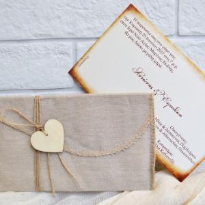 Προσκλητήρια γάμου πρωτότυπα -Γ1706 - <p>Μοναδικό προσκλητήριο γάμου με υφασμάτινο φάκελο δέσιμο με κορδόνι λινάτσα και κρεμαστή ξύλινη καρδιά!</p>...