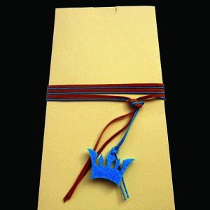 Προσκλητήριο βάπτισης κορώνα -Β1271 - <p>Συρταρωτό γκοφρέ προσκλητήριο βάπτισης σε κρεμ αποχρώσεις και καφέ μπλε λεπτομέρειες, με κρεμαστή τσόχινη κορώνα.</p>...