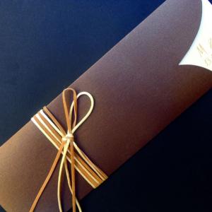 Metal Bronze -Γ1260 - <p>Μακρόστενο προσκλητήριο από ιδιαίτερο μεταλιζέ μπρονζέ χαρτί σε γήινες λεπτομέρειες από 1,65Ευρώ μόλις 0,90Ευρώ (45% έκπτωση-ισχύει για περιορισμένο αριθμό τεμαχίων).</p>...